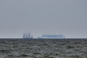 Jūrā pie Kolkasraga paliek par šauru. Gulden Leeuw (57m) pret Seven Seas Voyager (205m). Kurš kuram dos ceļu? :) 24.07.2013